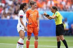 包含斯特拉斯堡击败亚眠，确定保级前途的词条