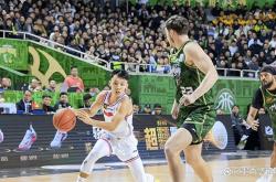 关于广东男篮客胜辽宁，保持榜首位置的信息