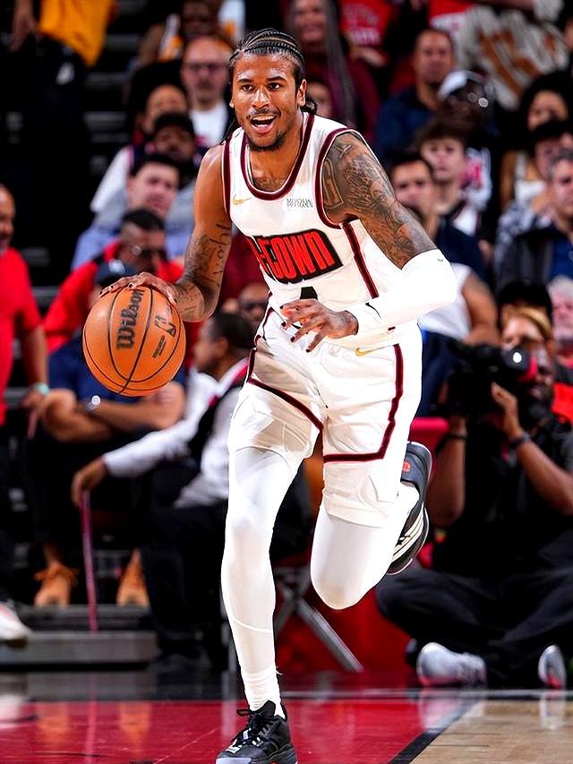 格林复出首战,爆发新星状态火爆,引发争议成为焦点! 格林复出首战,爆发新星状态火爆,引发争议成为焦点!