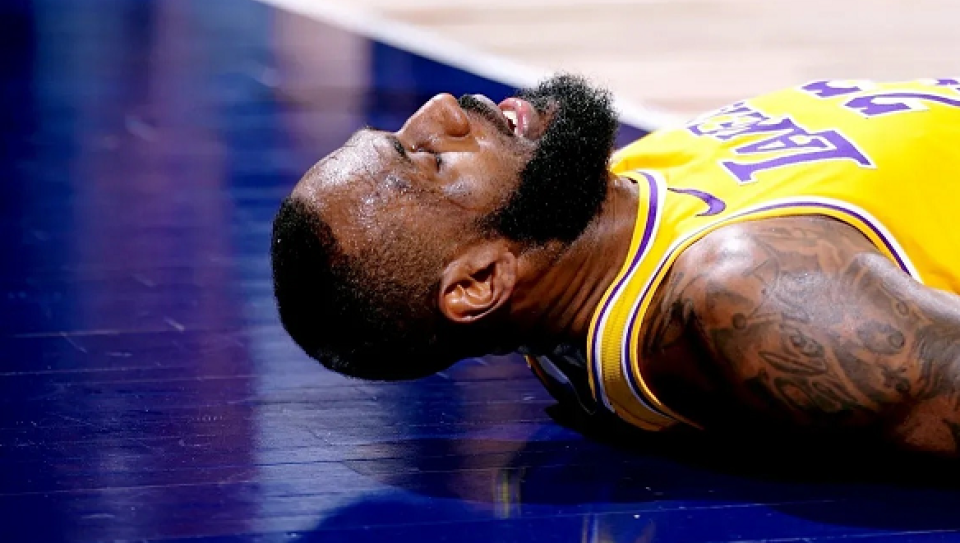 浓眉哥绝杀时刻，刷新队史纪录点燃赛场，迎来胜利迎来胜利！