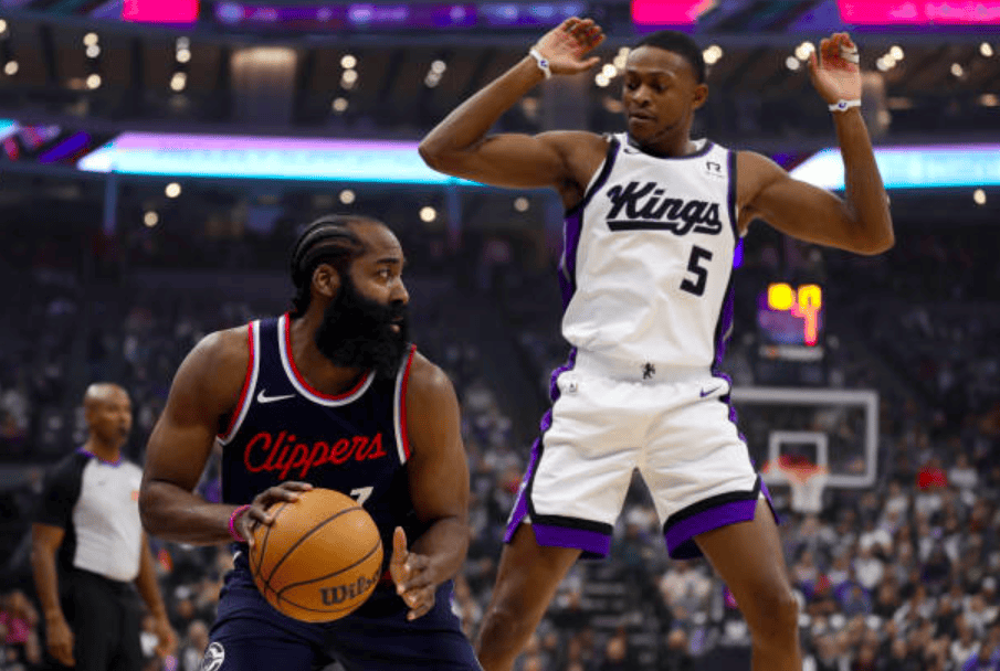 国王险胜快船，詹姆斯关键表现点燃全场！