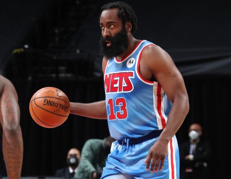  欧文赛后谦逊发言登热搜，AC米兰鏖战广厦男篮引发热议